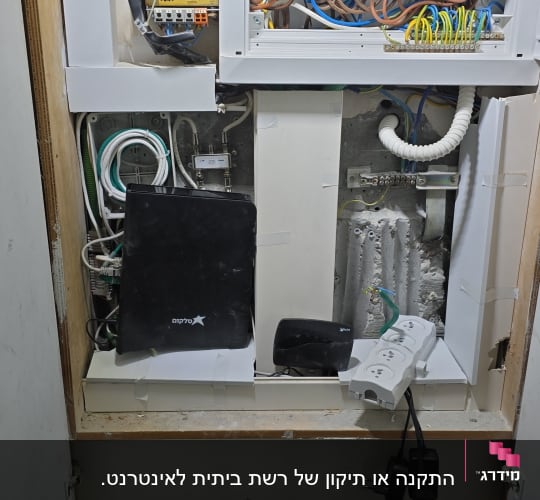ארון חשמל עם חוטים ומתגים, עבודה בתחום הרשתות
